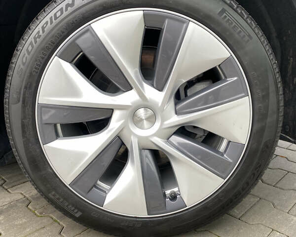 Серый Тесла Model Y, объемом двигателя 0 л и пробегом 25 тыс. км за 33900 $, фото 4 на Automoto.ua