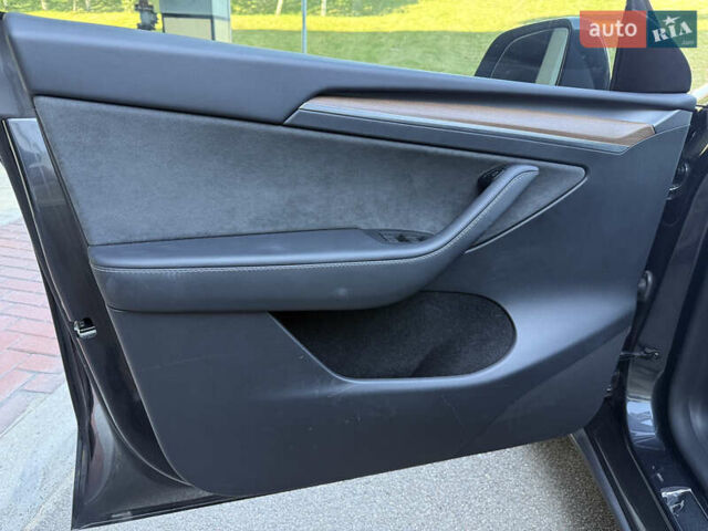 Серый Тесла Model Y, объемом двигателя 0 л и пробегом 23 тыс. км за 29800 $, фото 10 на Automoto.ua