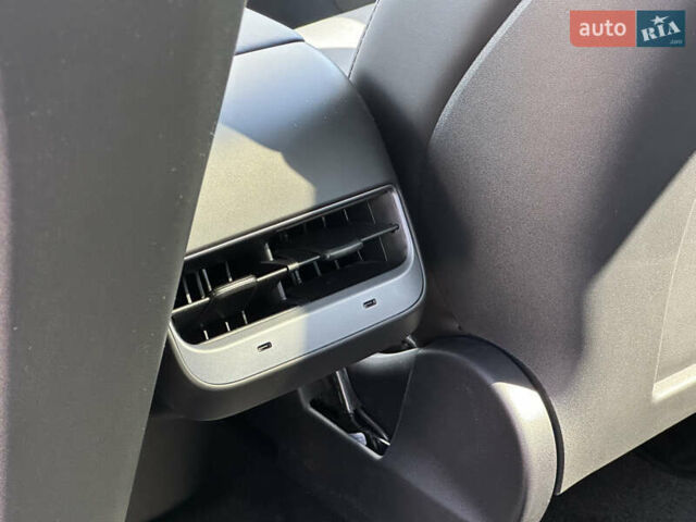 Серый Тесла Model Y, объемом двигателя 0 л и пробегом 1 тыс. км за 35490 $, фото 38 на Automoto.ua