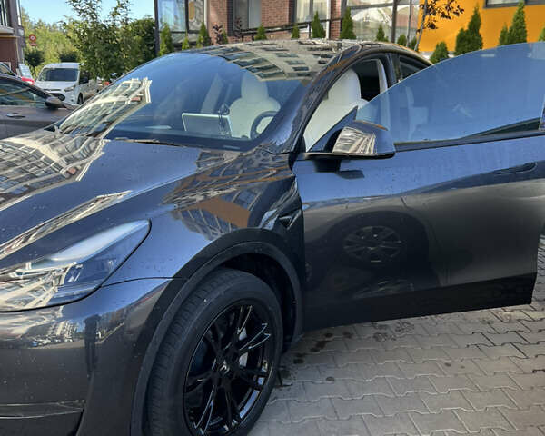 Серый Тесла Model Y, объемом двигателя 0 л и пробегом 33 тыс. км за 29000 $, фото 1 на Automoto.ua
