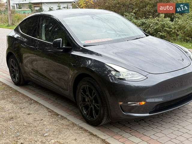Серый Тесла Model Y, объемом двигателя 0 л и пробегом 12 тыс. км за 30800 $, фото 1 на Automoto.ua