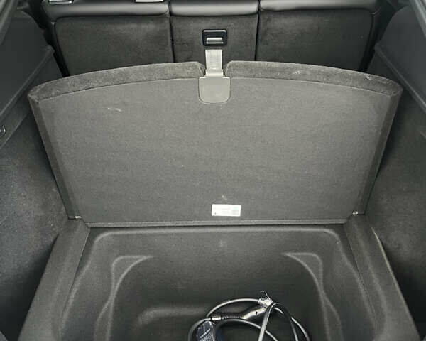 Серый Тесла Model Y, объемом двигателя 0 л и пробегом 33 тыс. км за 25000 $, фото 3 на Automoto.ua