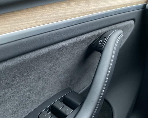 Серый Тесла Model Y, объемом двигателя 0 л и пробегом 25 тыс. км за 33900 $, фото 13 на Automoto.ua