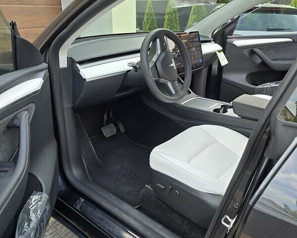 Серый Тесла Model Y, объемом двигателя 0 л и пробегом 128 тыс. км за 35700 $, фото 3 на Automoto.ua