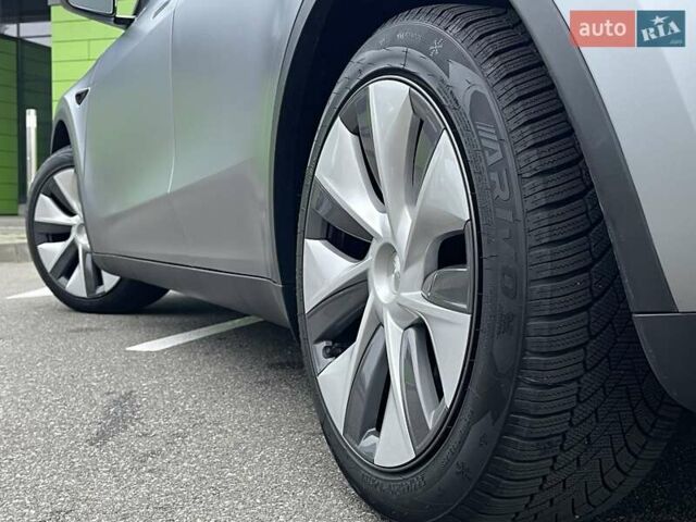 Серый Тесла Model Y, объемом двигателя 0 л и пробегом 25 тыс. км за 36700 $, фото 10 на Automoto.ua