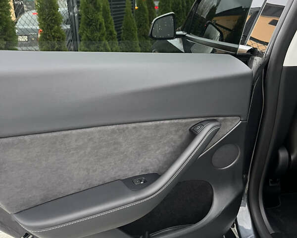 Серый Тесла Model Y, объемом двигателя 0 л и пробегом 33 тыс. км за 25000 $, фото 7 на Automoto.ua