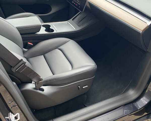 Серый Тесла Model Y, объемом двигателя 0 л и пробегом 12 тыс. км за 30800 $, фото 3 на Automoto.ua