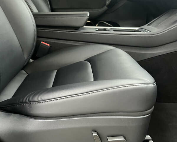 Серый Тесла Model Y, объемом двигателя 0 л и пробегом 33 тыс. км за 25000 $, фото 1 на Automoto.ua