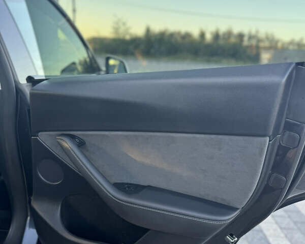 Серый Тесла Model Y, объемом двигателя 0 л и пробегом 11 тыс. км за 33000 $, фото 11 на Automoto.ua