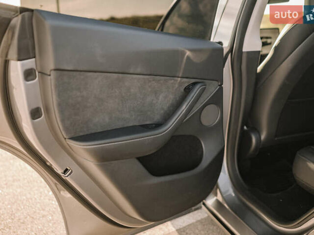 Сірий Тесла Model Y, об'ємом двигуна 0 л та пробігом 12 тис. км за 32500 $, фото 81 на Automoto.ua