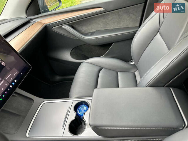 Серый Тесла Model Y, объемом двигателя 0 л и пробегом 26 тыс. км за 31700 $, фото 18 на Automoto.ua