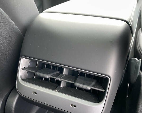 Серый Тесла Model Y, объемом двигателя 0 л и пробегом 25 тыс. км за 33900 $, фото 30 на Automoto.ua