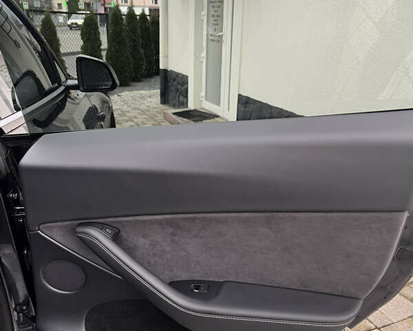 Серый Тесла Model Y, объемом двигателя 0 л и пробегом 33 тыс. км за 25000 $, фото 2 на Automoto.ua