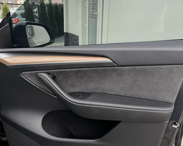 Серый Тесла Model Y, объемом двигателя 0 л и пробегом 33 тыс. км за 25000 $, фото 4 на Automoto.ua