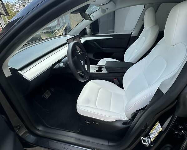 Серый Тесла Model Y, объемом двигателя 0 л и пробегом 12 тыс. км за 28400 $, фото 5 на Automoto.ua