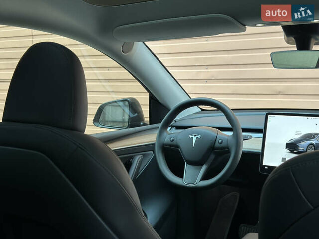 Серый Тесла Model Y, объемом двигателя 0 л и пробегом 2 тыс. км за 35490 $, фото 43 на Automoto.ua