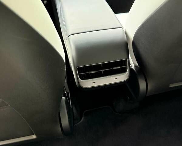 Серый Тесла Model Y, объемом двигателя 0 л и пробегом 9 тыс. км за 29990 $, фото 21 на Automoto.ua
