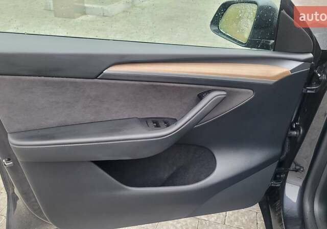 Серый Тесла Model Y, объемом двигателя 0 л и пробегом 30 тыс. км за 29999 $, фото 7 на Automoto.ua