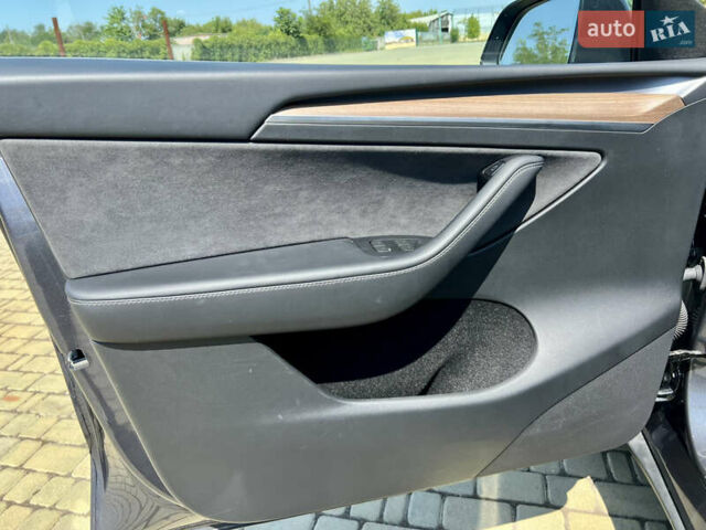 Серый Тесла Model Y, объемом двигателя 0 л и пробегом 45 тыс. км за 24500 $, фото 14 на Automoto.ua