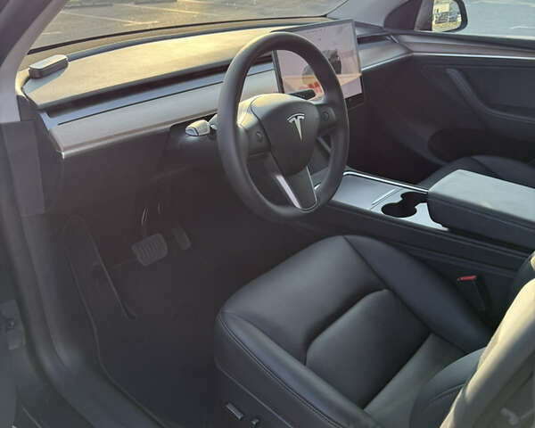 Серый Тесла Model Y, объемом двигателя 0 л и пробегом 4 тыс. км за 30500 $, фото 4 на Automoto.ua