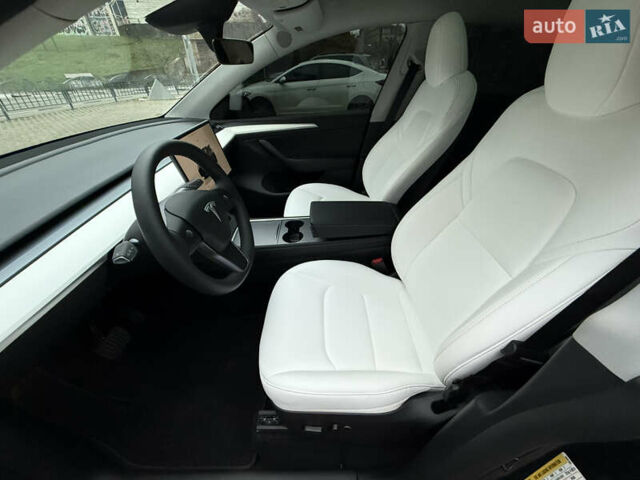 Серый Тесла Model Y, объемом двигателя 0 л и пробегом 5 тыс. км за 29490 $, фото 9 на Automoto.ua