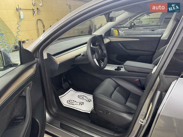 Серый Тесла Model Y, объемом двигателя 0 л и пробегом 1 тыс. км за 35500 $, фото 5 на Automoto.ua