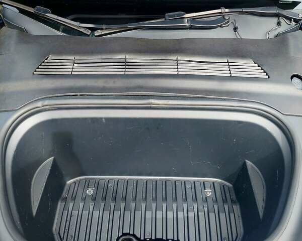 Синий Тесла Model Y, объемом двигателя 0 л и пробегом 28 тыс. км за 29999 $, фото 2 на Automoto.ua
