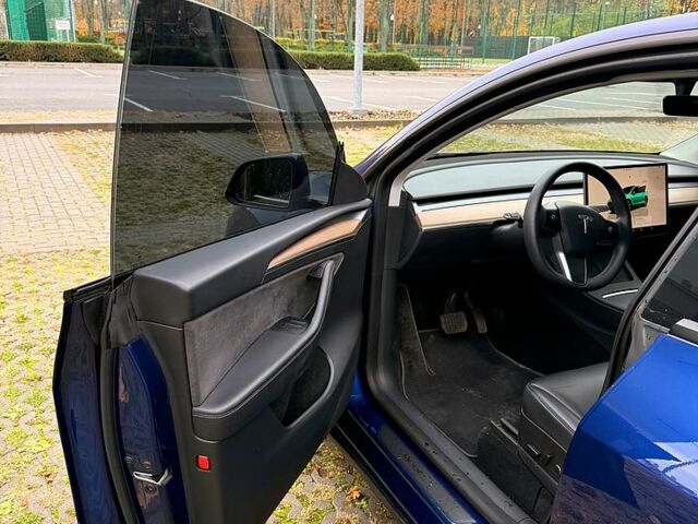 Синий Тесла Model Y, объемом двигателя 0 л и пробегом 46 тыс. км за 31900 $, фото 4 на Automoto.ua
