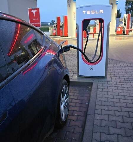 Синий Тесла Model Y, объемом двигателя 0 л и пробегом 39 тыс. км за 30000 $, фото 2 на Automoto.ua