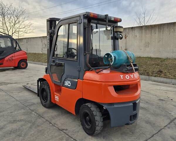 Красный Тойота 02-7FGF30, объемом двигателя 2.5 л и пробегом 7 тыс. км за 11894 $, фото 2 на Automoto.ua