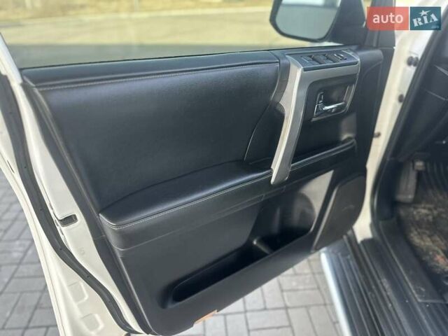 Белый Тойота 4Раннер, объемом двигателя 4 л и пробегом 250 тыс. км за 24800 $, фото 13 на Automoto.ua