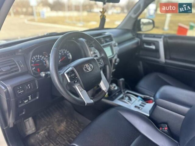 Белый Тойота 4Раннер, объемом двигателя 4 л и пробегом 250 тыс. км за 24800 $, фото 16 на Automoto.ua