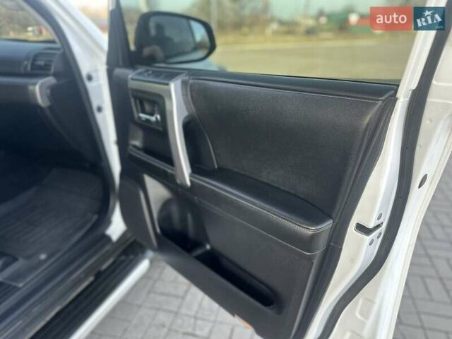 Белый Тойота 4Раннер, объемом двигателя 4 л и пробегом 250 тыс. км за 24800 $, фото 2 на Automoto.ua