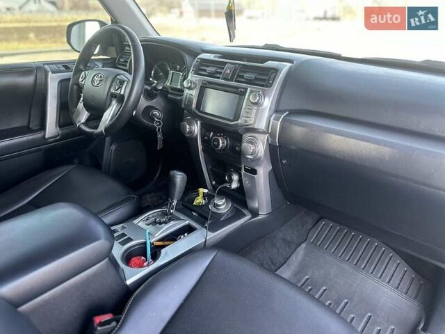 Белый Тойота 4Раннер, объемом двигателя 4 л и пробегом 250 тыс. км за 24800 $, фото 24 на Automoto.ua