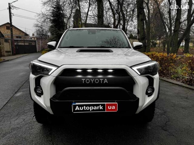 Білий Тойота 4Раннер, об'ємом двигуна 4 л та пробігом 122 тис. км за 35990 $, фото 1 на Automoto.ua