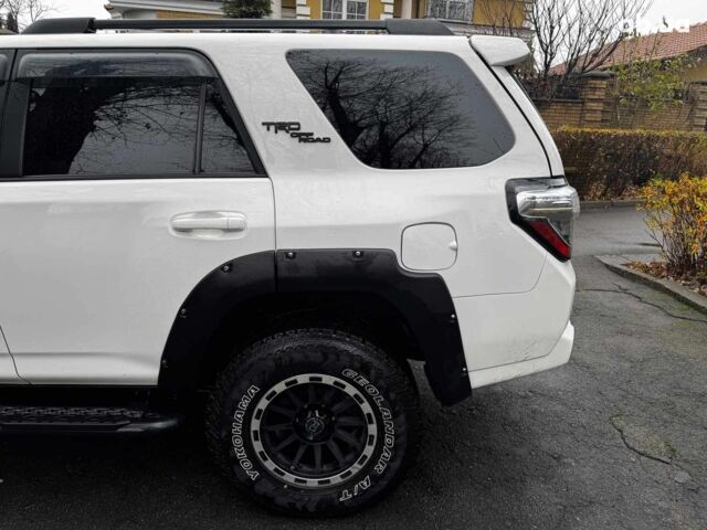 Білий Тойота 4Раннер, об'ємом двигуна 4 л та пробігом 122 тис. км за 35990 $, фото 9 на Automoto.ua