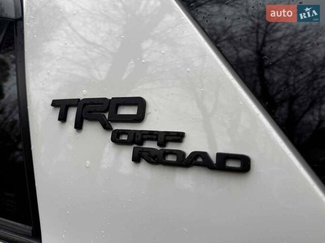Белый Тойота 4Раннер, объемом двигателя 4 л и пробегом 122 тыс. км за 35990 $, фото 10 на Automoto.ua
