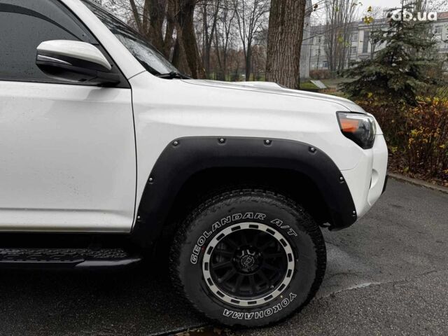 Білий Тойота 4Раннер, об'ємом двигуна 4 л та пробігом 122 тис. км за 35990 $, фото 4 на Automoto.ua