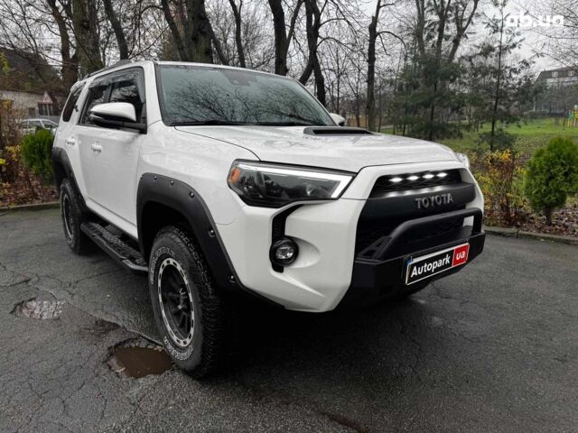 Білий Тойота 4Раннер, об'ємом двигуна 4 л та пробігом 122 тис. км за 35990 $, фото 2 на Automoto.ua