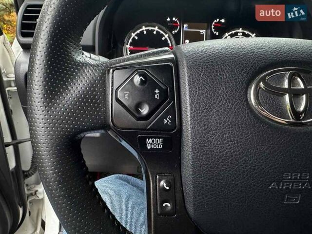 Белый Тойота 4Раннер, объемом двигателя 4 л и пробегом 122 тыс. км за 35990 $, фото 16 на Automoto.ua