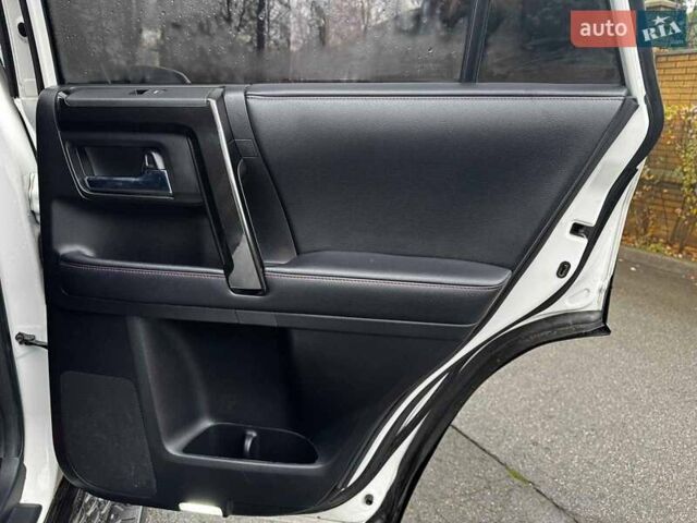 Белый Тойота 4Раннер, объемом двигателя 4 л и пробегом 122 тыс. км за 35990 $, фото 33 на Automoto.ua