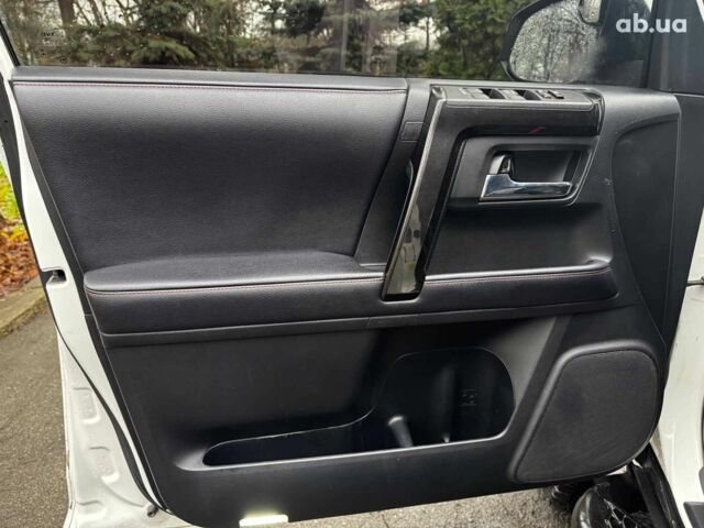 Білий Тойота 4Раннер, об'ємом двигуна 4 л та пробігом 122 тис. км за 35990 $, фото 11 на Automoto.ua