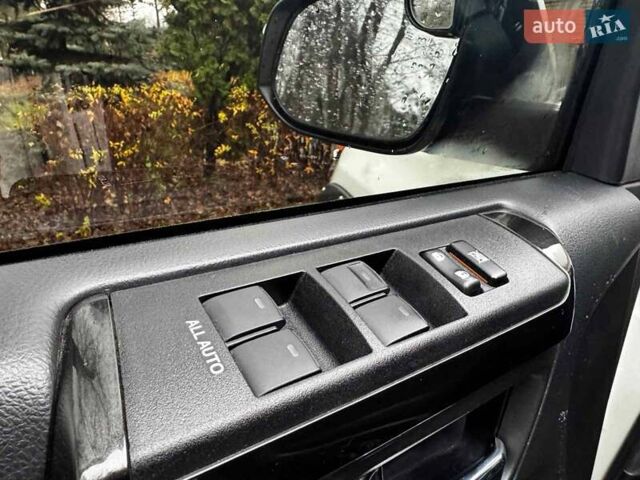 Белый Тойота 4Раннер, объемом двигателя 4 л и пробегом 122 тыс. км за 35990 $, фото 12 на Automoto.ua