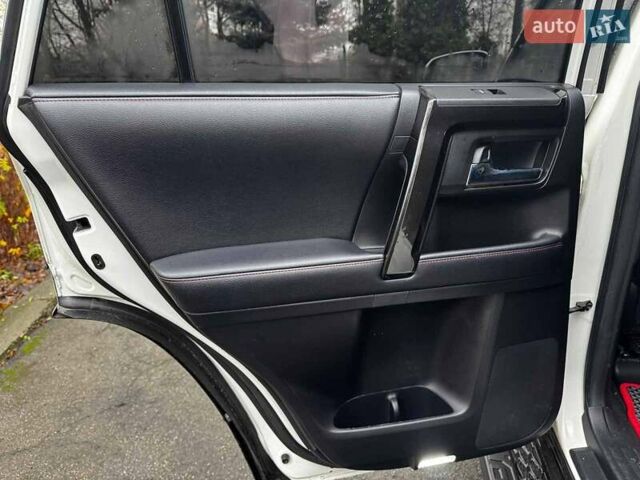 Белый Тойота 4Раннер, объемом двигателя 4 л и пробегом 122 тыс. км за 35990 $, фото 30 на Automoto.ua