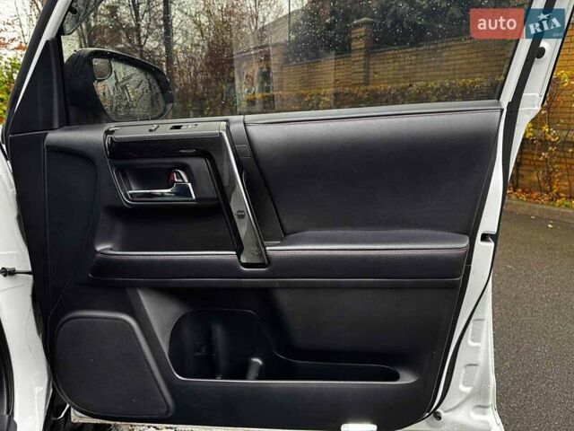 Белый Тойота 4Раннер, объемом двигателя 4 л и пробегом 122 тыс. км за 35990 $, фото 35 на Automoto.ua
