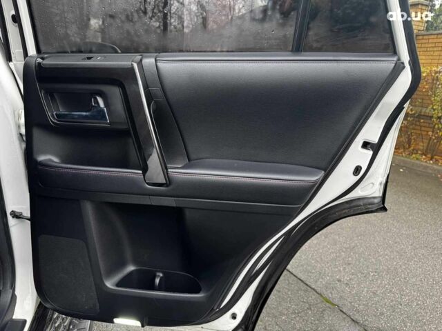 Білий Тойота 4Раннер, об'ємом двигуна 4 л та пробігом 122 тис. км за 35990 $, фото 32 на Automoto.ua