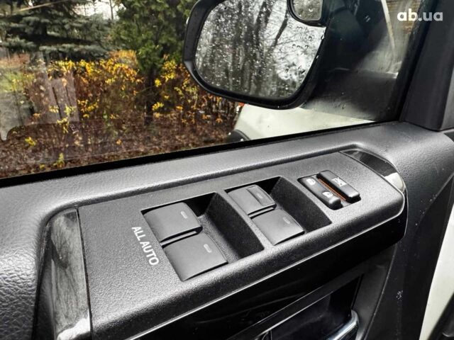 Білий Тойота 4Раннер, об'ємом двигуна 4 л та пробігом 122 тис. км за 35990 $, фото 12 на Automoto.ua