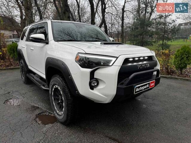 Белый Тойота 4Раннер, объемом двигателя 4 л и пробегом 122 тыс. км за 35990 $, фото 2 на Automoto.ua