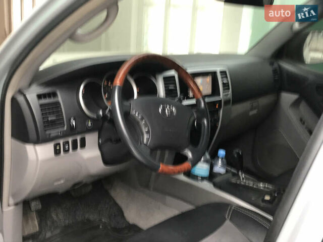 Серый Тойота 4Раннер, объемом двигателя 4 л и пробегом 168 тыс. км за 13500 $, фото 2 на Automoto.ua