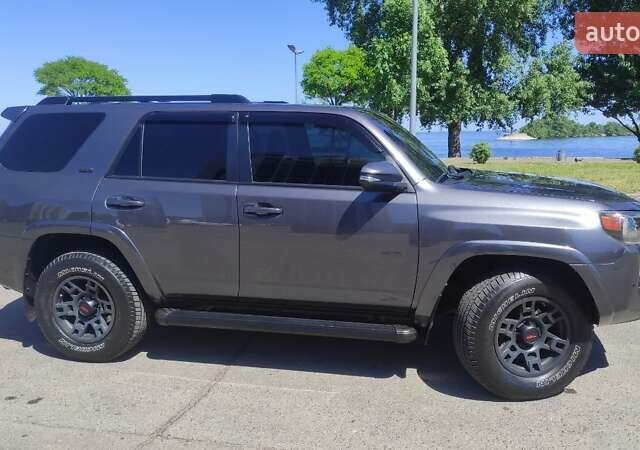Серый Тойота 4Раннер, объемом двигателя 4 л и пробегом 130 тыс. км за 36500 $, фото 1 на Automoto.ua